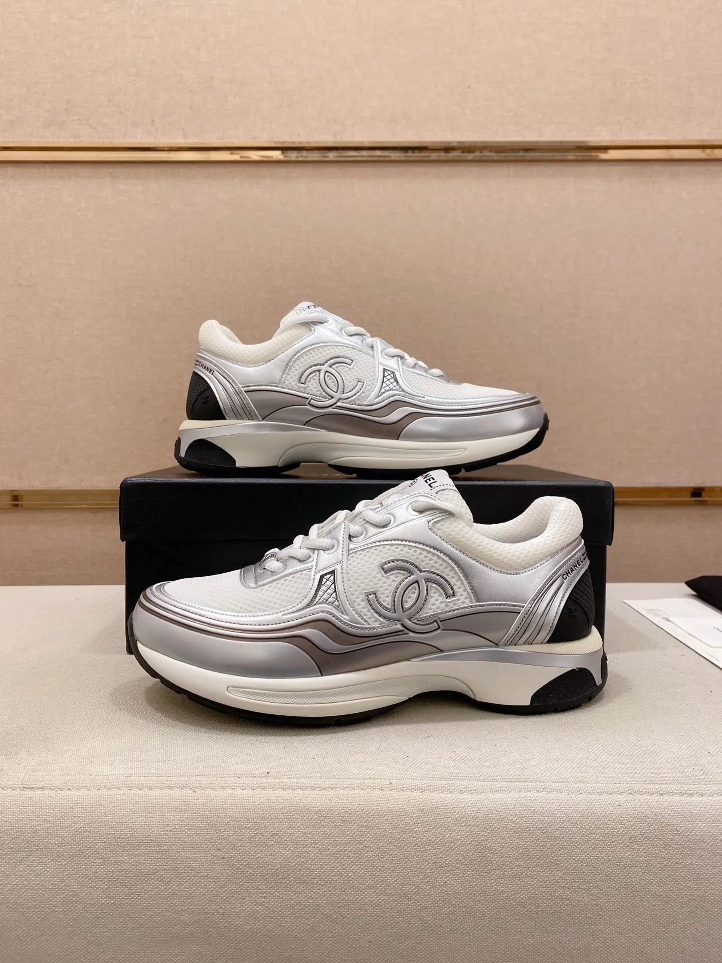 Factory price: 620💰 Chanel Chanel - 2026 counter top casual sports shoes This classic design; the upper is electro-embroidered with a variety of techniques; the outsole is fashionable and sporty; the extraordinary inclusion of a variety of color matching elements... The diversified mix and match is very beautiful and versatile, casual, fashionable, sports and outdoor can be taken into account... ꫛꫀꪝ Go➫ Material: ❶Upper is made of: Original imported high-mercerized smooth cow suede + special anti-mesh fabric ❷Inner use: original imported breathable mesh ❸Outsole based on: original TPU combination outsole Full set of boutique packaging for women 35–41 men 38-45